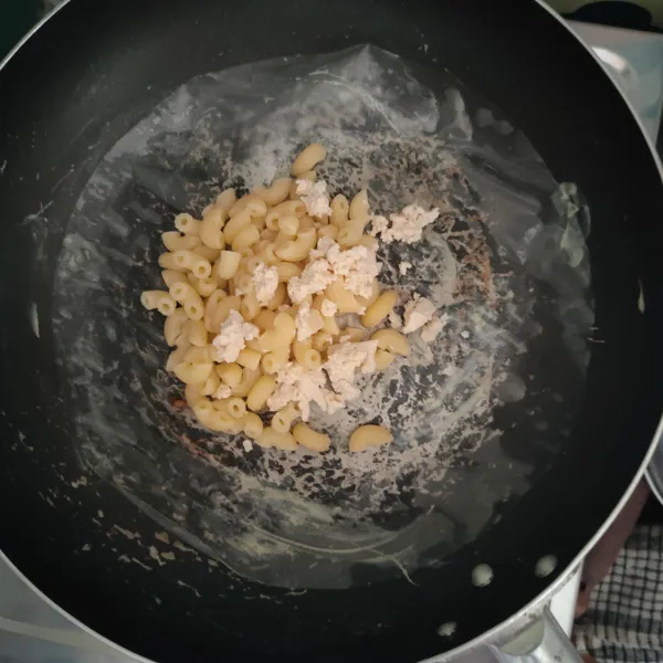 Olesi pan dengan sedikit margarin atau minyak, simpan rice paper, macaroni dan tahu yang di haluskan.