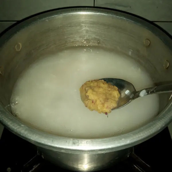 Rebus beras bersama air dengan api kecil. Setelah mendidih masukkan bumbu halus dan ayam. Masak sampai beras pecah dan mulai mengental.