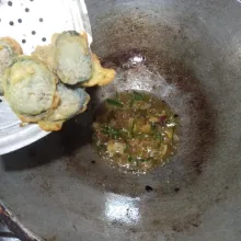 Kemudian tambahkan air secukupnya lalu masukkan terong tepung, aduk sampai rata dan masak hingga matang lalu angkat dan sajikan.
