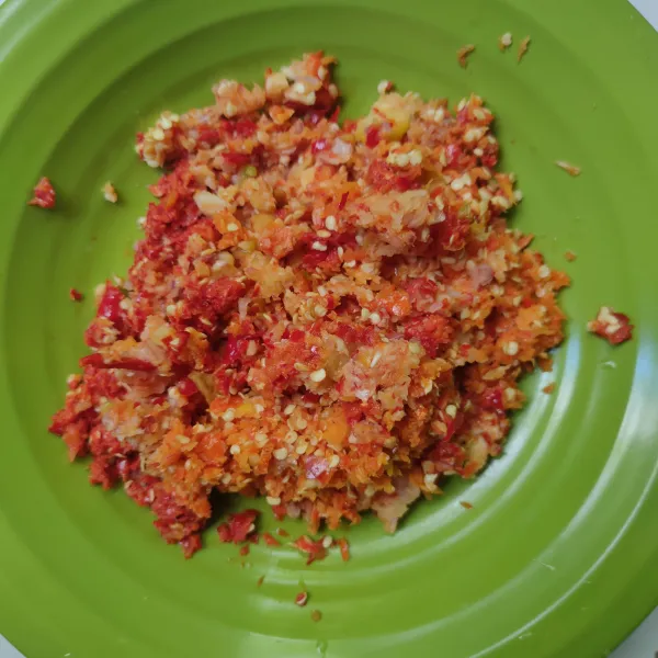 Haluskan cabe, bawang merah, bawang putih dan tomat menggunakan blender, masukkan ke dalam piring.