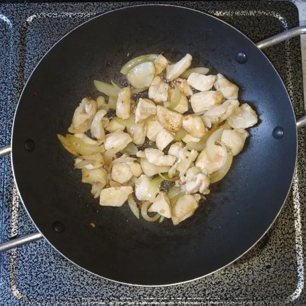 Masukkan ayam, masak hingga berubah warna