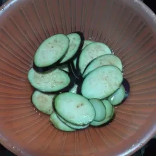 Langkah pertama, cuci bersih terongnya lalu potong-potong kemudian rendam di air garam selama 10 menit.