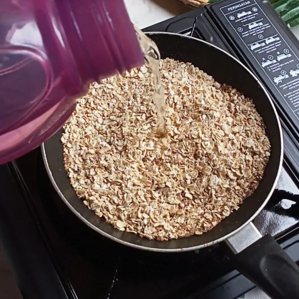 Masak nasi oat terlebih dahulu dengan cara mencampurkan 100 gram oat dengan 30 ml air. Aduk terus.