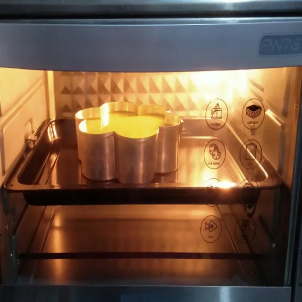 Panaskan oven dan loyang yang sudah dioles minyak goreng, tuang adonan ke dalam loyang panas, lalu panggang dengan suhu 200 darcel selama 45 menit api bawah.