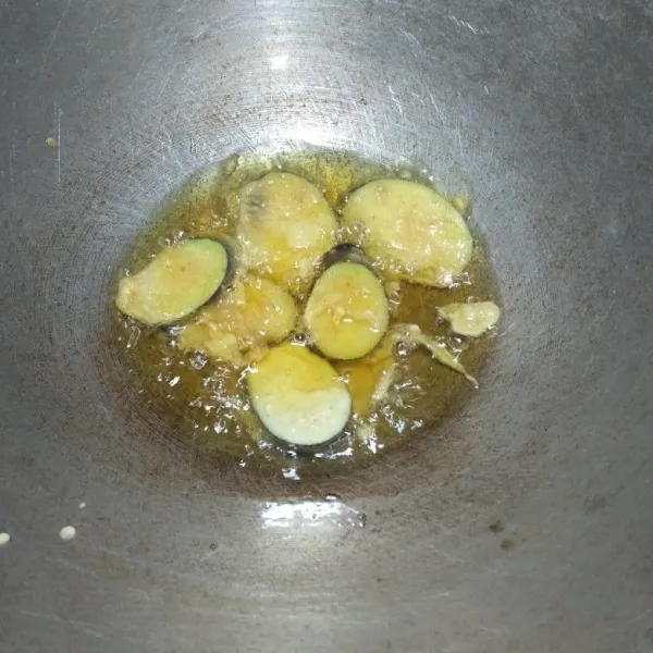 Kemudian goreng terong yang sudah di tepungi hingga matang dan sisihkan.