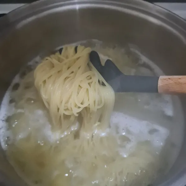 Panaskan air untuk merebus spaghetti, masak spaghetti hingga matang. Tiriskan.