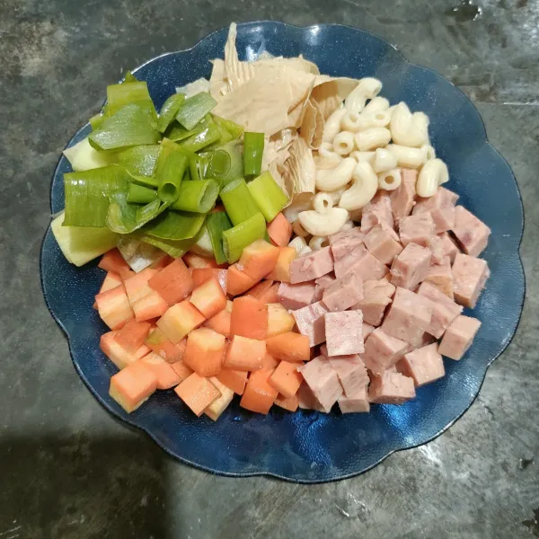 Siapkan bahan, potong sayuran dan chicken luncheon.