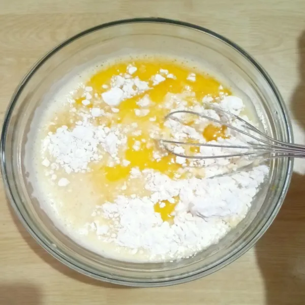 Masukkan tepung terigu dan margarin cair aduk rata.
