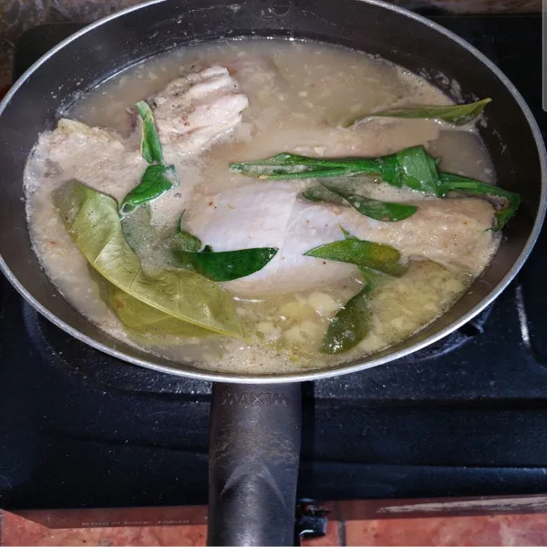 Rebus ayam dengan secukupnya air kelapa, bumbu halus dan bumbu cemplung.
Masak hingga ayam matang dan airnya sat.