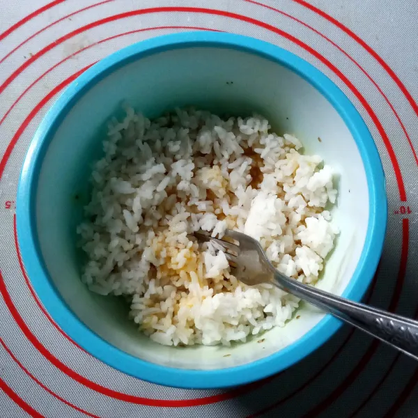 Kocok lepas telur bersama garam, kaldu bubuk, lada dan oregano. 
Masukkan nasi lalu aduk rata.
