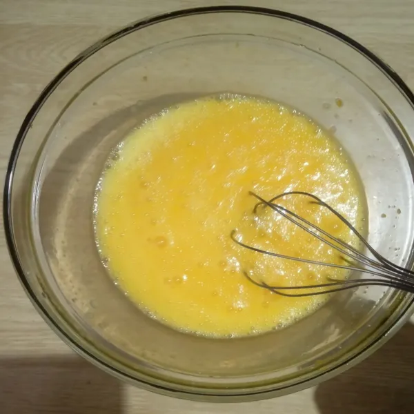 Kocok telur, gula dan essence vanilla dengan whisk hingga gula larut.