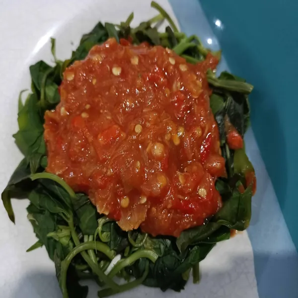 Taruh kangkung yang sudah direbus lalu tambahkan bumbu yang sudah di uleg diatas nya. Dan bisa ditambahkan kacang goreng .