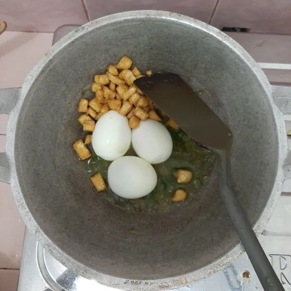 Kemudian masukan telur dan kentang lalu aduk lagi hingga rata.