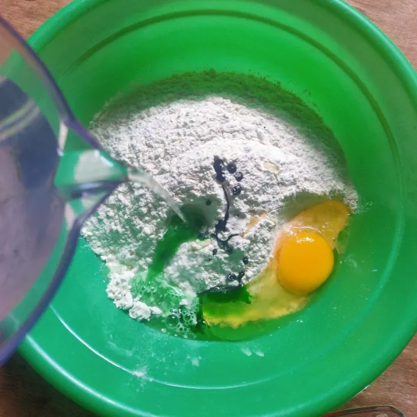 Campur tepung terigu, telur, garam dan pasta pandan.