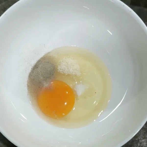 Dalam mangkuk kocok telur, garam, lada bubuk, kaldu bubuk.