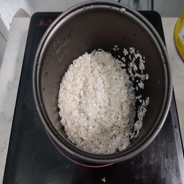 Cuci bersih beras, sisihkan.