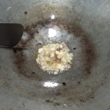 Kemudian tumis bumbu yang diiris hingga berbau harum.