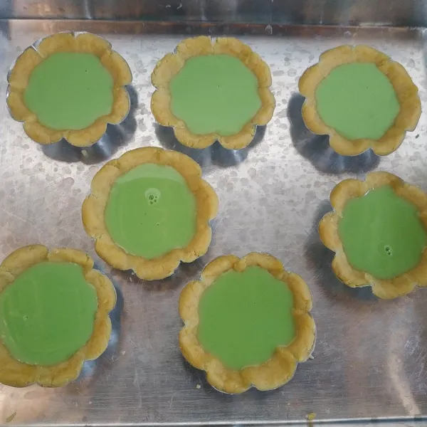 Tuang adonan vla ke dalam adonan pie. 
Kemudian masukkan ke dalam oven yang sebelumnya telah dipanaskan terlebih dahulu, panggang sampai matang.