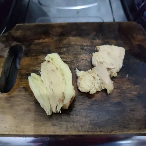 Kupas kulit jahe, cuci bersih kemudian geprek.