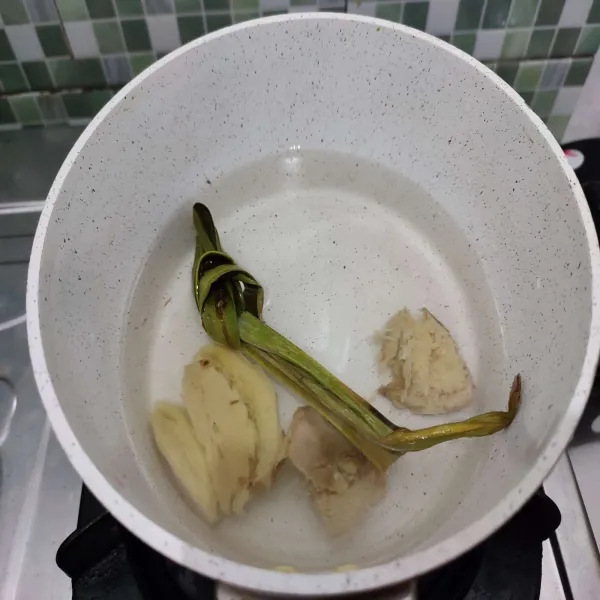 Kemudian masukkan jahe, rebus hingga tercium wangi yang khas.