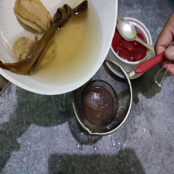Kemudian saring air rebusan jahe ke dalam gelas.