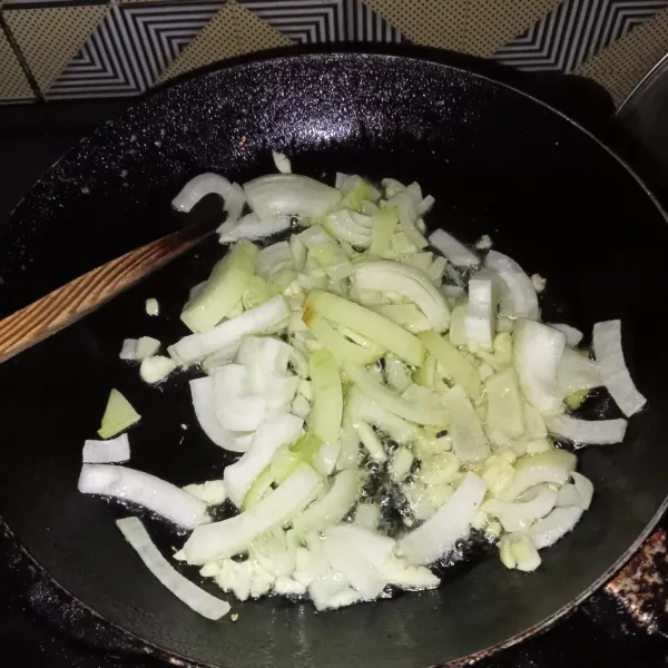 Cincang bawang putih dan potong-potong bawang bombay, lalu tumis hingga harum.