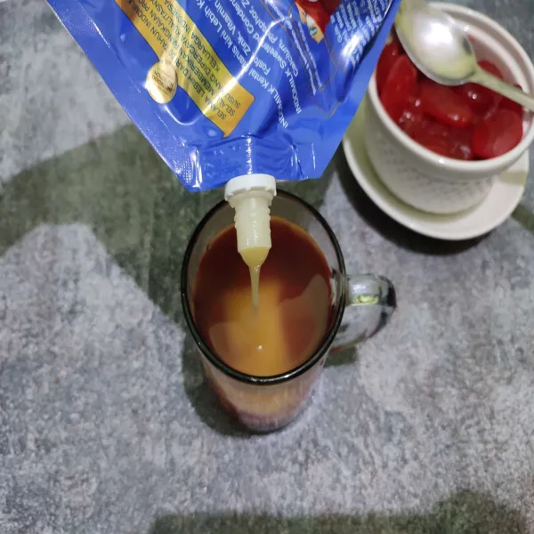 Tuang susu kental manis sesuai selera tingkat kemanisan.
Kemudian aduk rata.
Lalu sajikan selagi hangat.