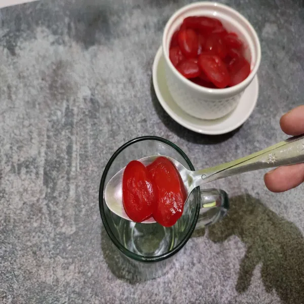 Masukkan kolang-kaling ke dalam gelas saji.