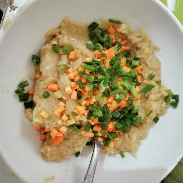 pindahkan dalam mangkuk campur dengan wortel dan daun bawang.