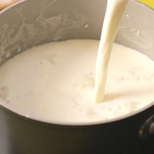 Setelah air menyusut, tuangkan susu cair dan gula pasir, masak hingga mendidih dan tambahkan vanilla.