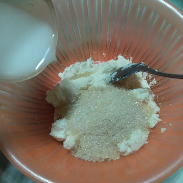 Campur singkong parut dengan agar-agar, gula pasir, garam, susu, dan vanili, lalu aduk rata. Kemudian tuangi santan sedikit demi sedikit, lalu aduk rata.