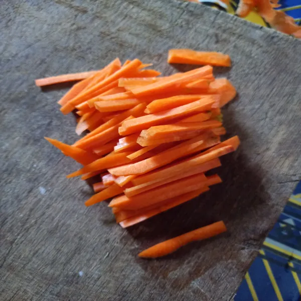 Kupas kulit wortel cuci bersih dan potong korek api.