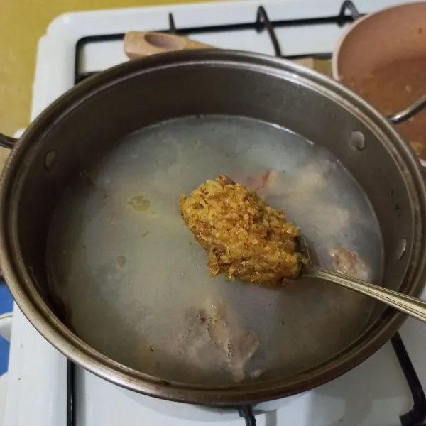 Masukan pada panci rebusan ayam, beri garam, kaldu jamur dan merica bubuk lalu tutup panci masak hingga matang