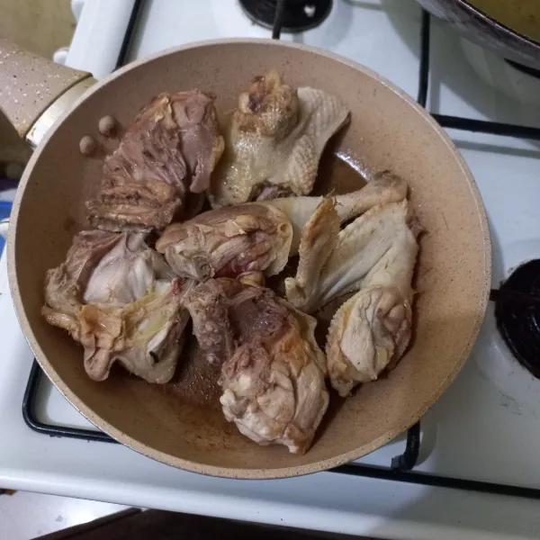 Siapkan teflon, tata potongan ayam kampung di atasnya