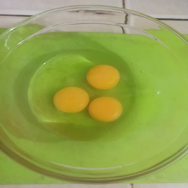 Siapkan wadah dan pecahkan telur