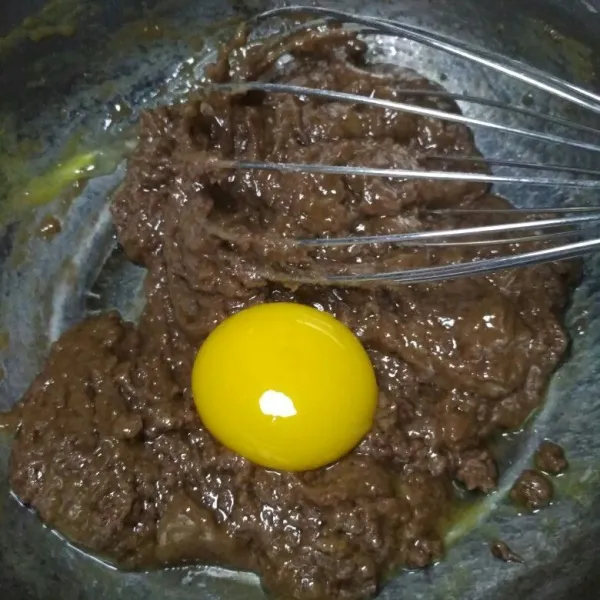 Tambahkan kuning telur satu per satu sambil diaduk hingga rata.