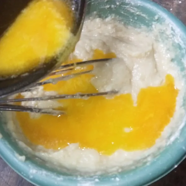 Masukkan margarin yang sudah dilelehkan terlebih dahulu dan aduk rata.