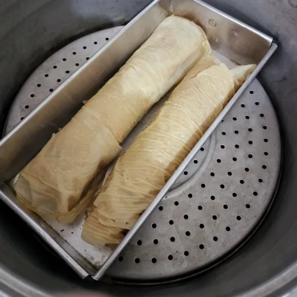 Gulung adonan,kukus hingga matang -+ 20menit.Siap digoreng atau simpan di frezer dalam wadah yg rapat.