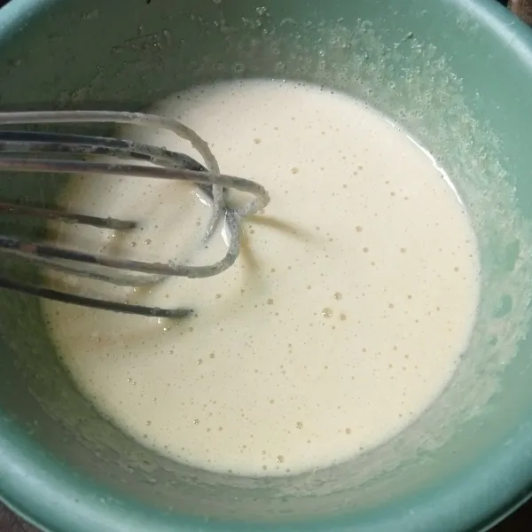 Aduk-aduk telur, susu kental manis, gula pasir, garam, dan vanili bubuk hingga gula larut.