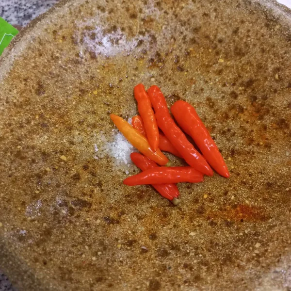 Haluskan cabe rawit bersama garam dan gula pasir, tambahkan air panas secukupnya, salin pada mangkuk