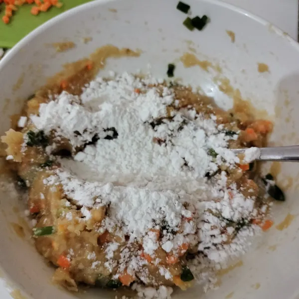 tambahkan tepung lalu aduk raya