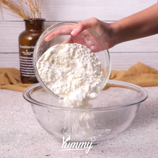 Dalam mangkuk besar, campurkan tepung, garam, dan minyak.