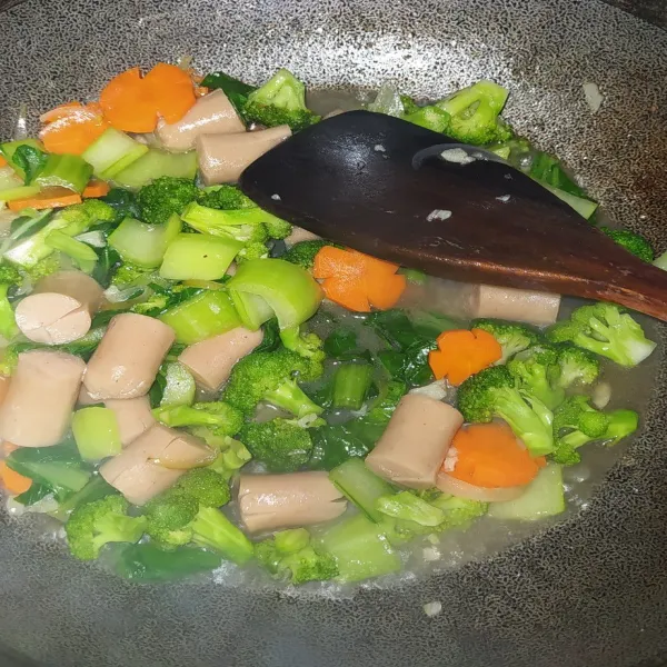 Aduk-aduk, masak hingga sayuran matang.