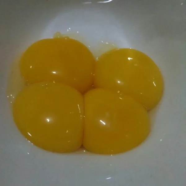 Pisahkan kuning telur dan putih telur.