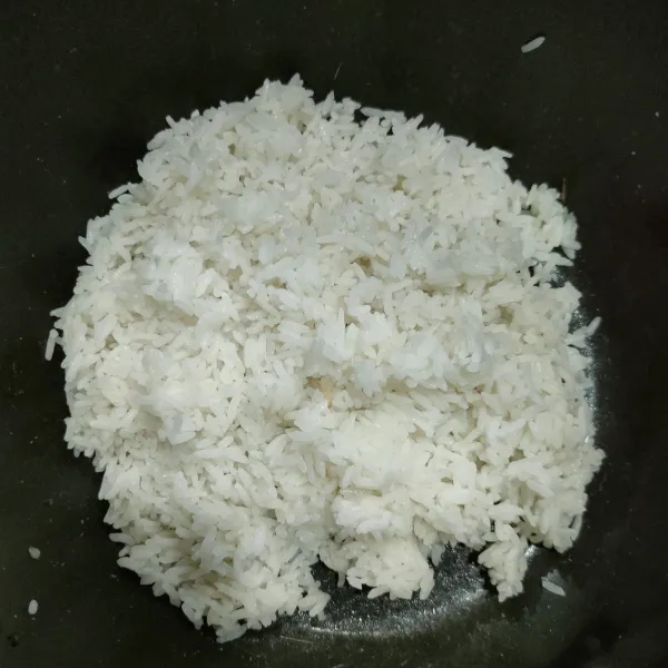 Siapkan nasi putih dingin.