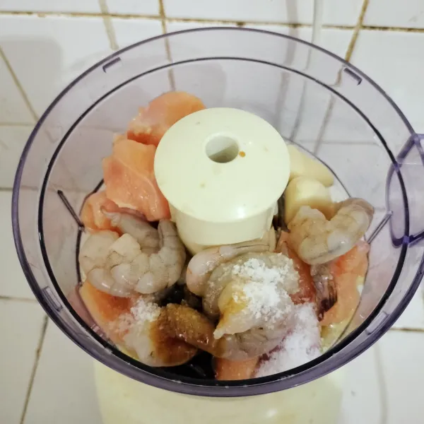 Siapkan chopper,haluskan paha ayam,udang,bawang,putih telur,bumbu ngohiong,minyak wijen dan garam.