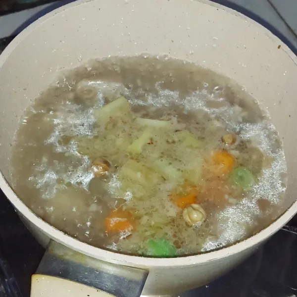 Setelah air mendidih masukan wortel dan kentang terlebih dahulu, hingga empuk.