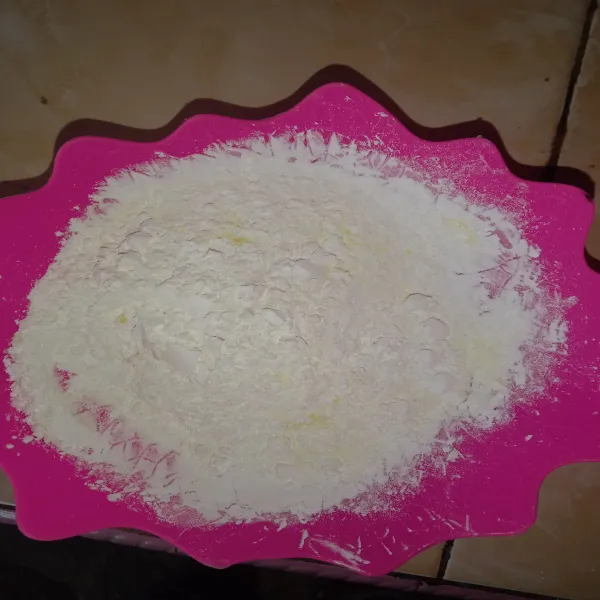 Campurkan tepung tapioka, tepung terigu dan penyedap ke dalam wadah, aduk hingga merata.