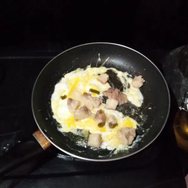 Masukkan telur, masak orak-arik. Lalu masukkan juga tetelannya dan aduk rata.