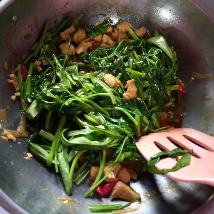 Step 4 tumis kangkung ayam saus tiram